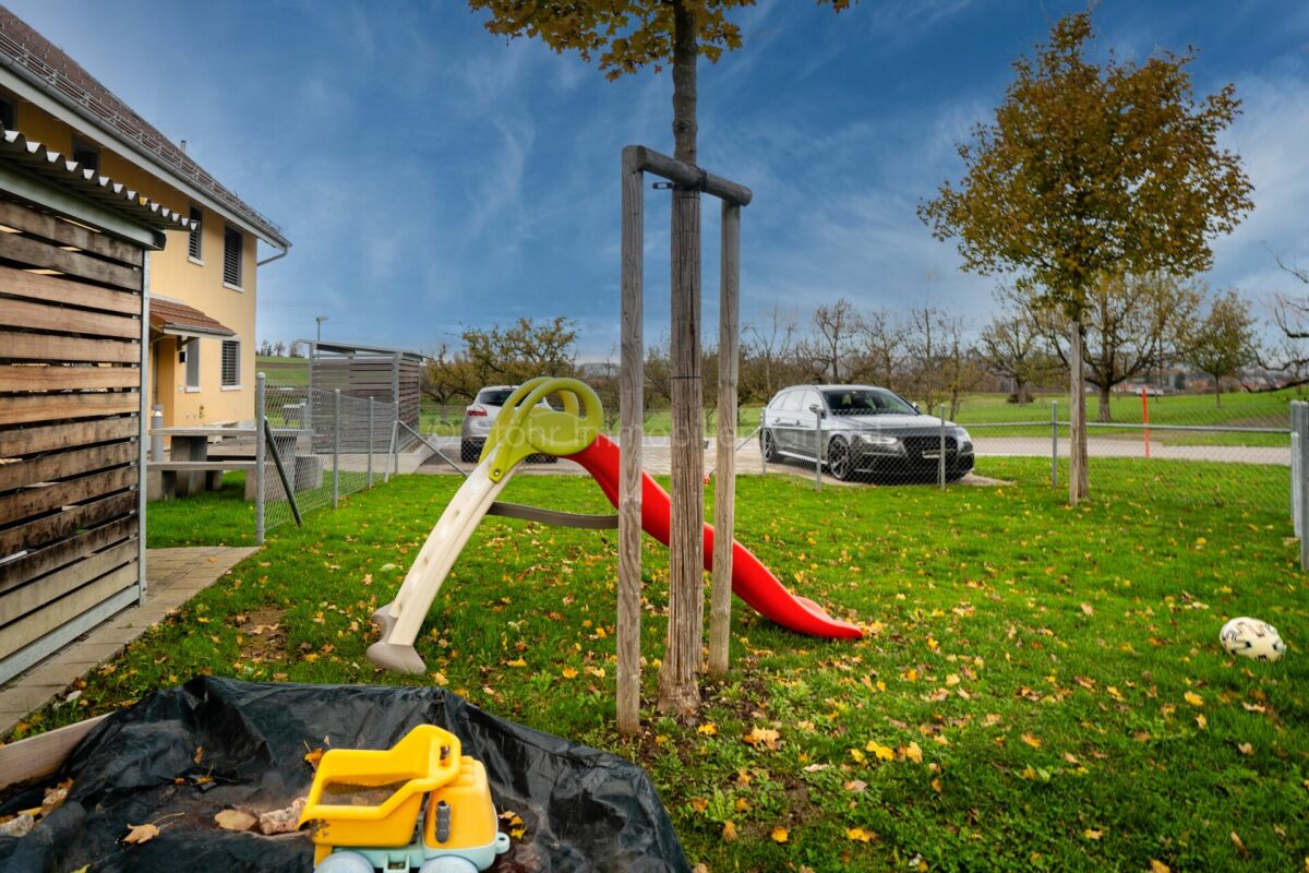 Garten mit Spielplatz