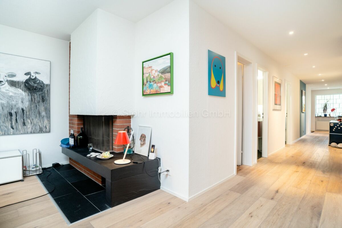 Flur mit Kamin und Kunst