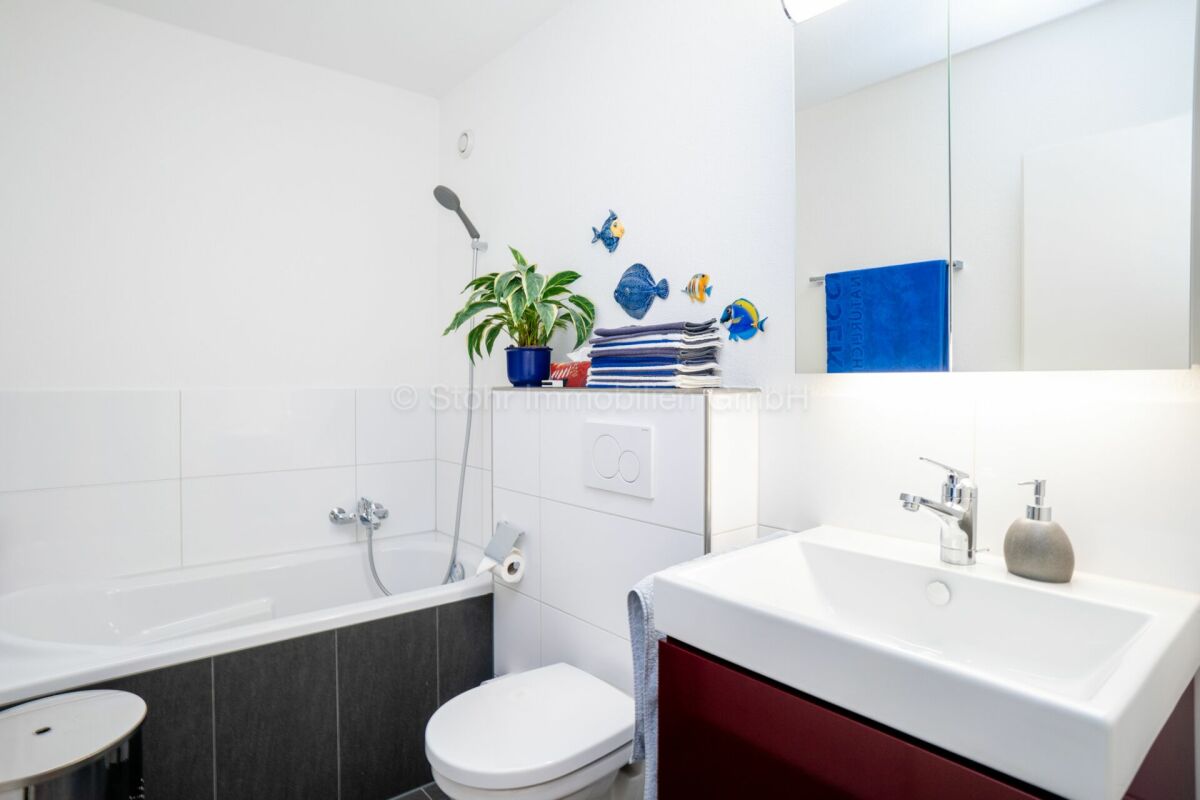 Modernes Badezimmer mit Badewanne und Waschtisch