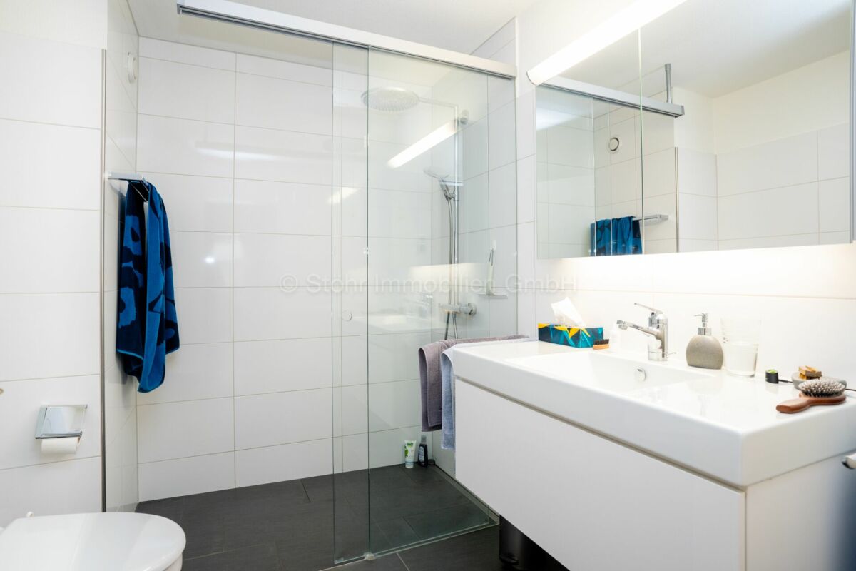 Modernes Badezimmer mit Glasdusche und Waschtisch