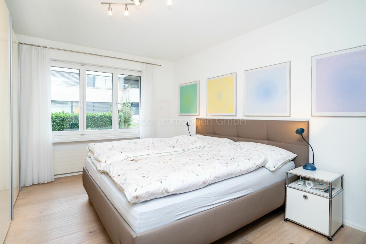 Helles Schlafzimmer mit Doppelbett