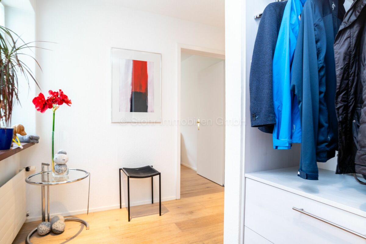 Heller Eingangsbereich mit Garderobe