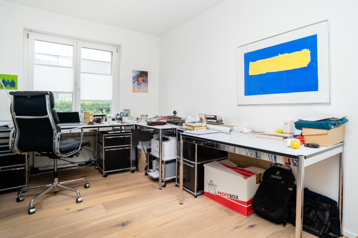 Büro- bzw. Arbeitszimmer mit Schreibtischen