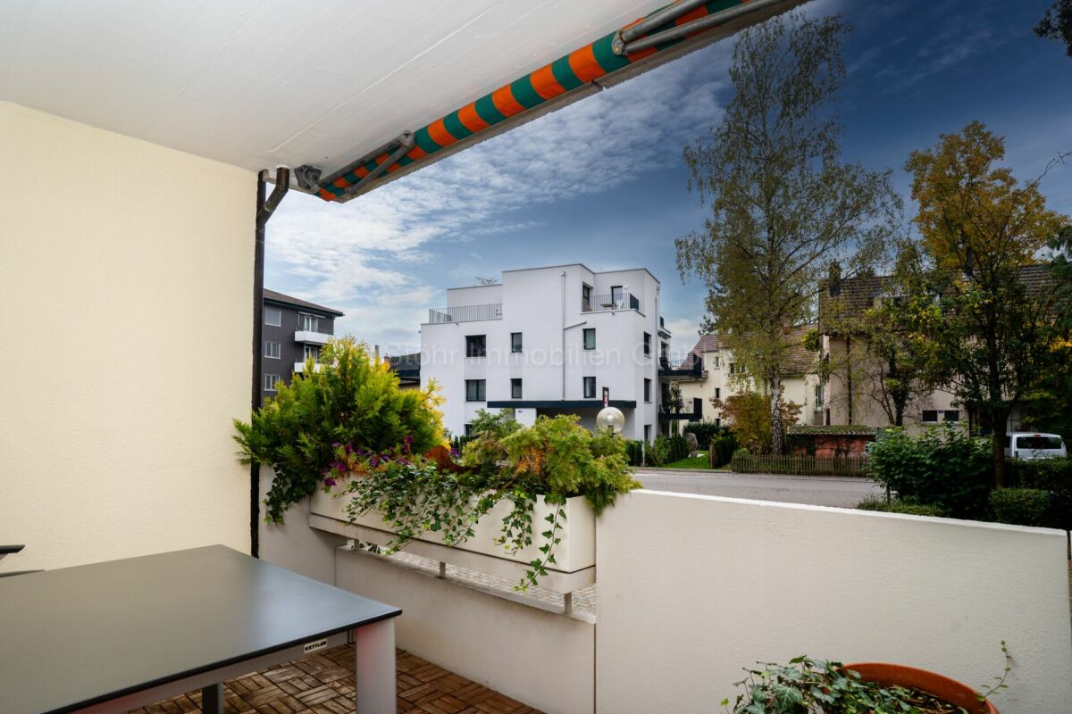 Überdachter Balkon mit Straßenblick