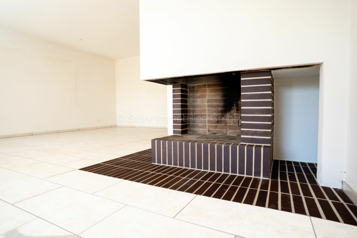 Wohnraum mit großem Kamin