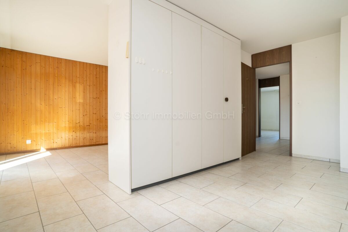 Heller Flur mit Einbauschrank und Holzwand