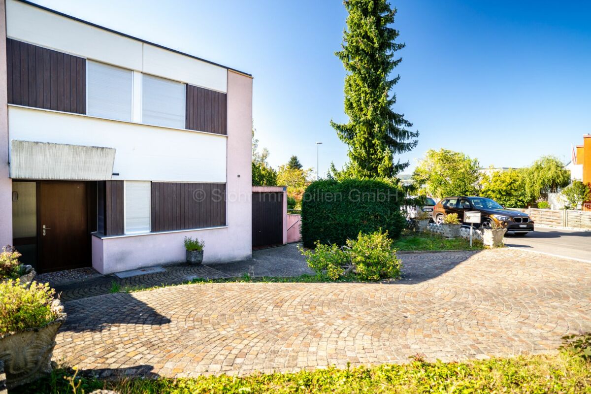 Modernes Wohnhaus mit Vorgarten und Einfahrt