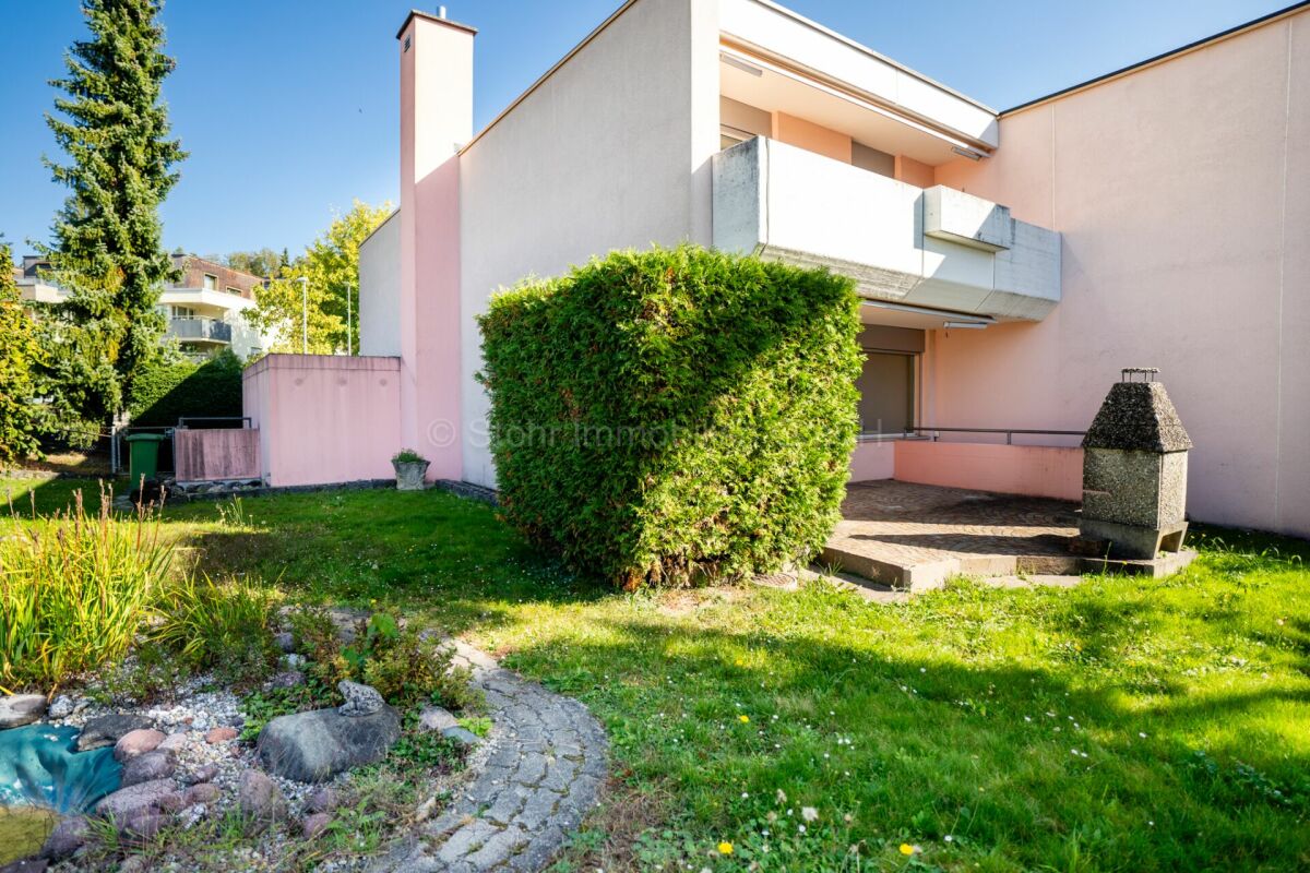 Außenansicht eines Wohngebäudes mit Garten
