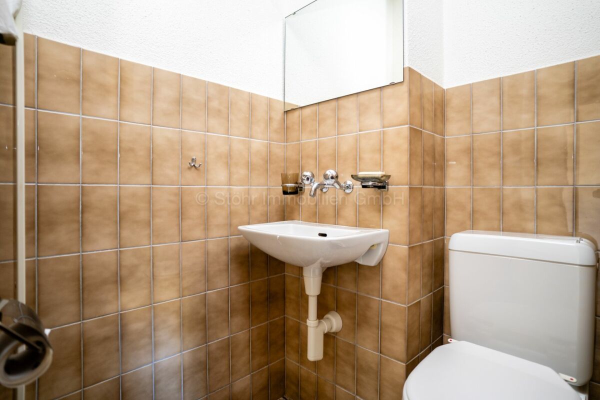 Gäste-WC mit Waschtisch und WC