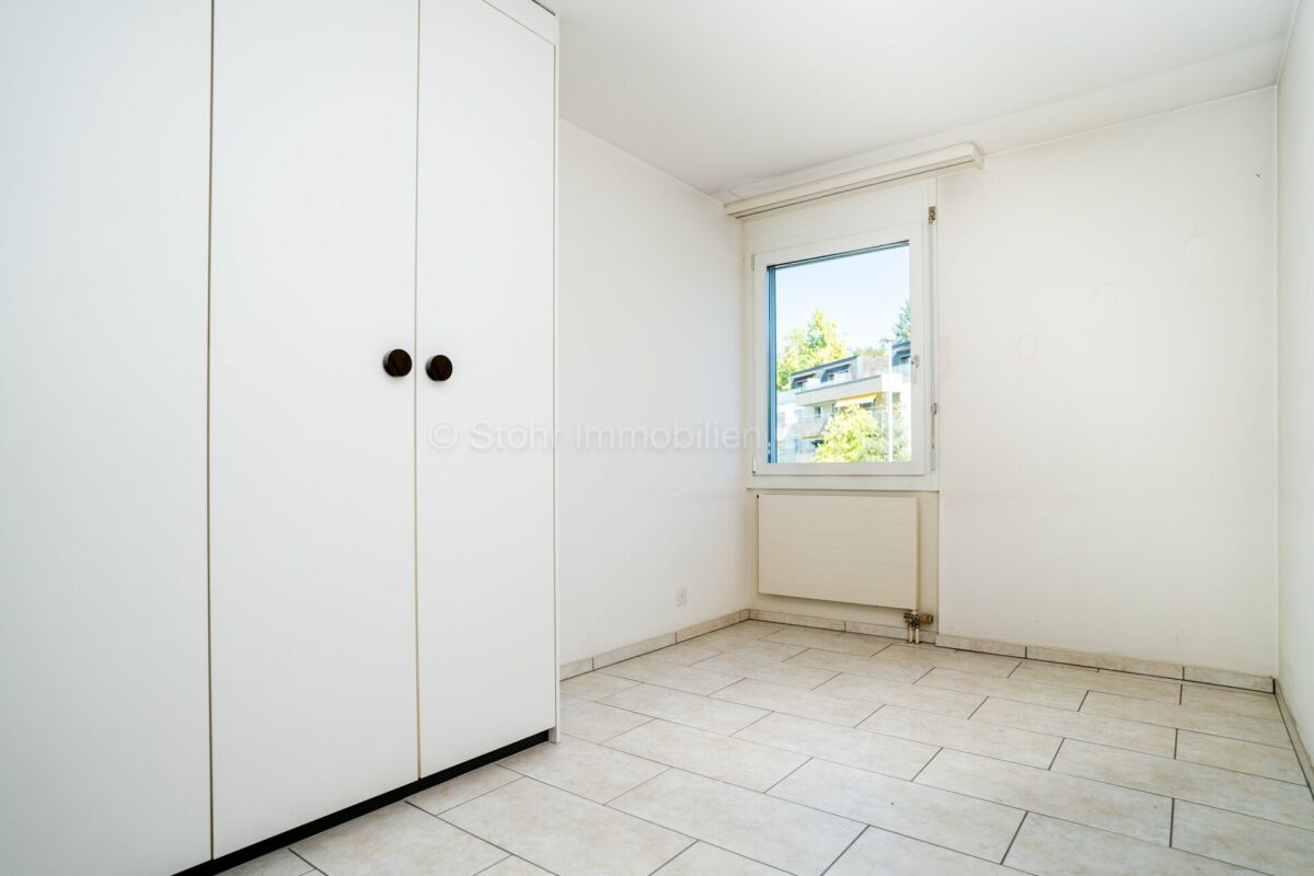 Heller Raum mit Einbauschrank und Fenster