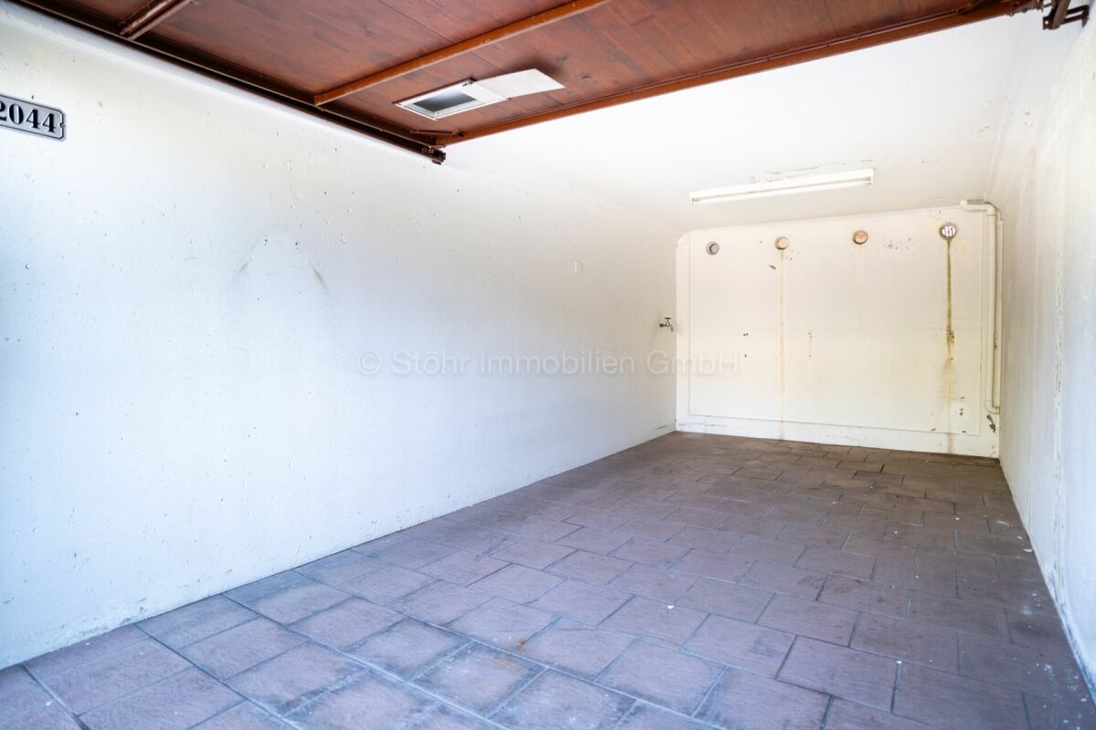 Innenraum einer schmalen Garage oder eines Stellplatzes