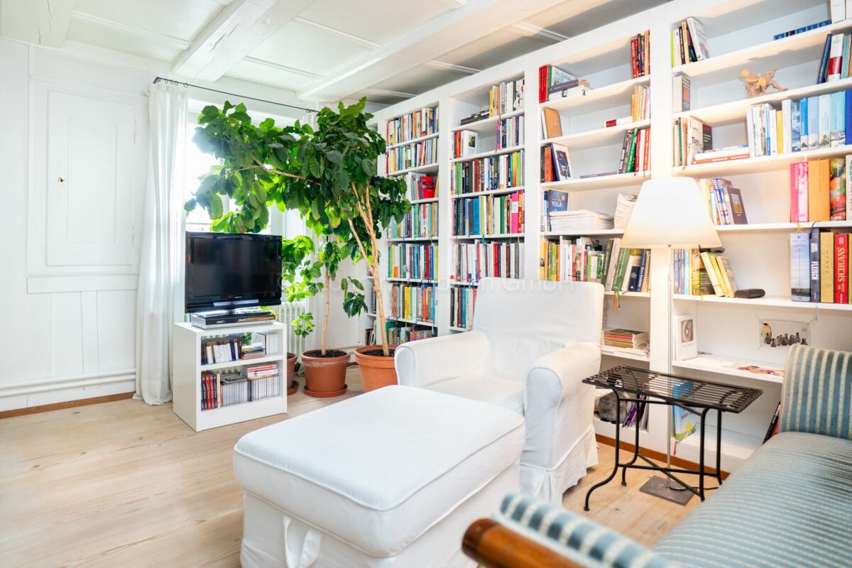 Heller Lesesalon mit Bücherregalen