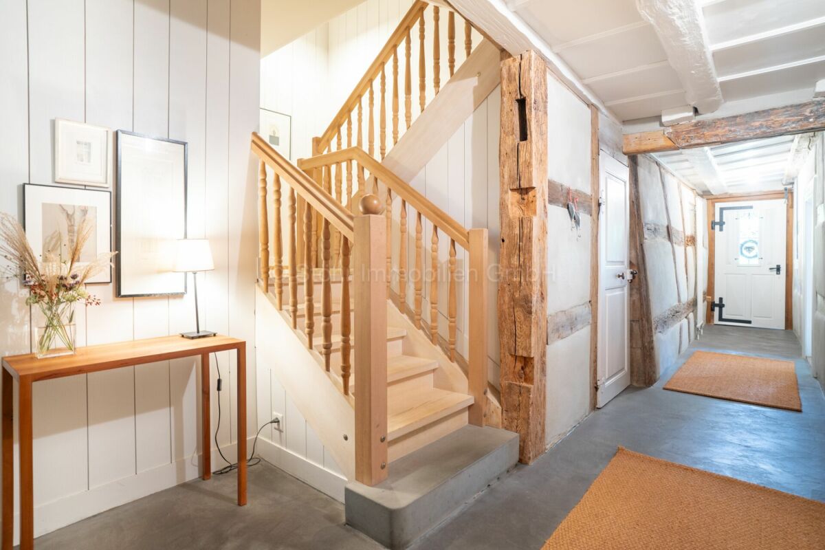 Flur mit Treppe und sichtbaren Holzbalken