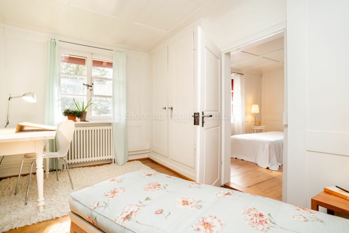 Helles Schlafzimmer mit Arbeitsbereich