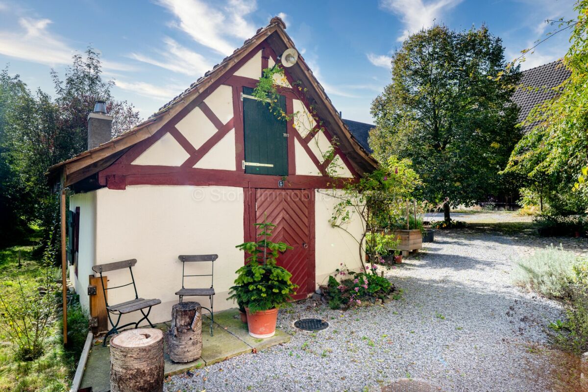 Fachwerkhäuschen mit Garten und Kieszufahrt