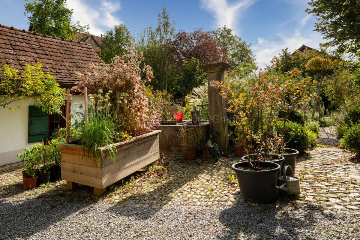 Idyllischer Gartenhof mit Natursteinbelag