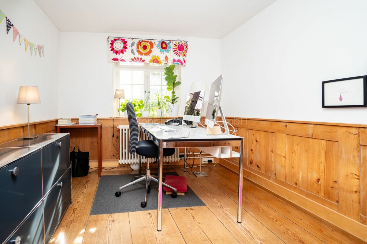 Arbeitszimmer mit Holzvertäfelung und Arbeitsplatz