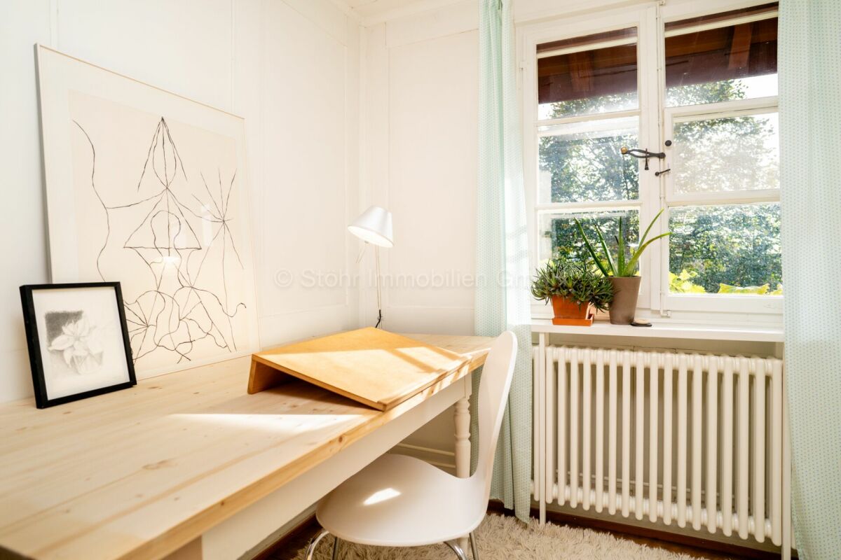 Heller Arbeits- bzw. Schreibbereich am Fenster