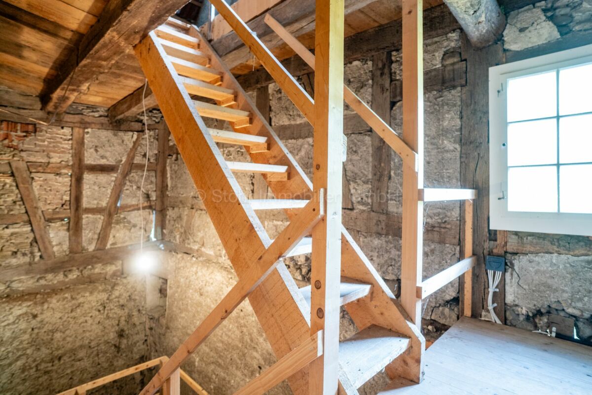 Rohbaumbereich mit Holztreppe