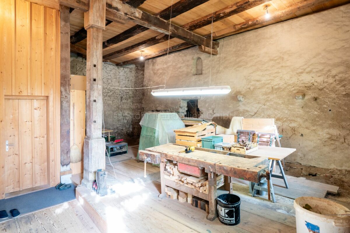 Rustikaler Arbeitsraum mit sichtbaren Holzbalken