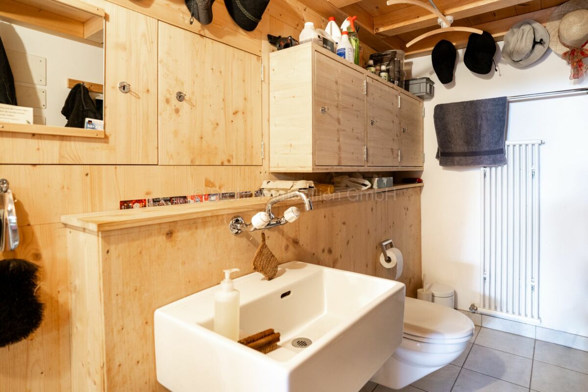 Rustikales Badezimmer mit Holzverkleidung