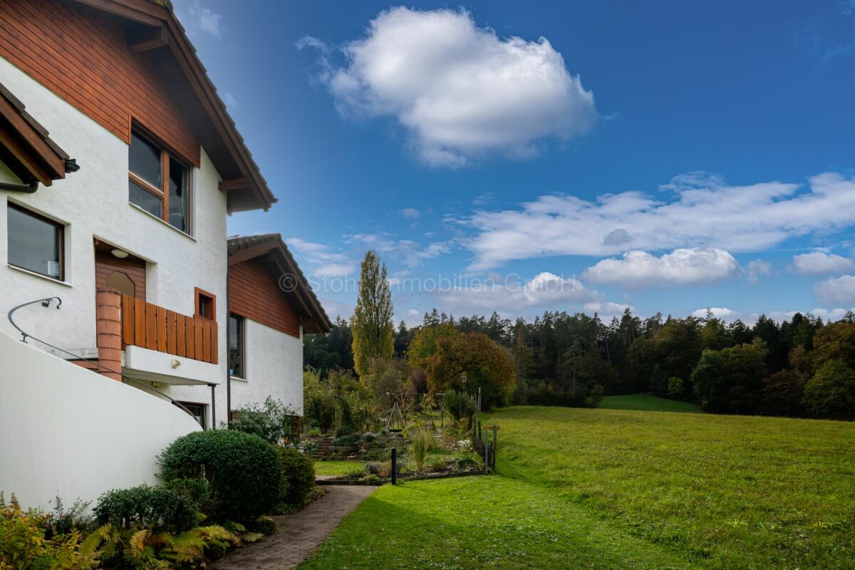 Außenansicht eines Hauses mit Garten