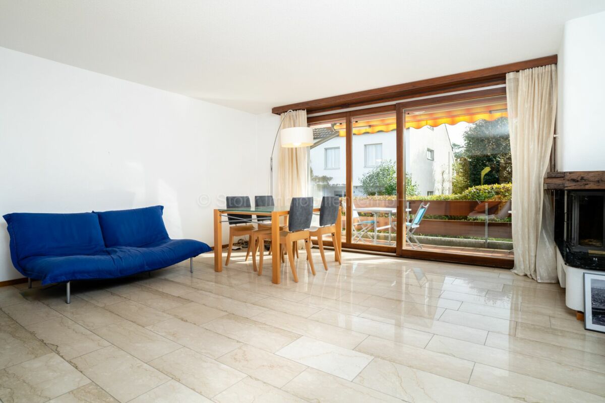 Wohnzimmer mit Terrasse und Kamin