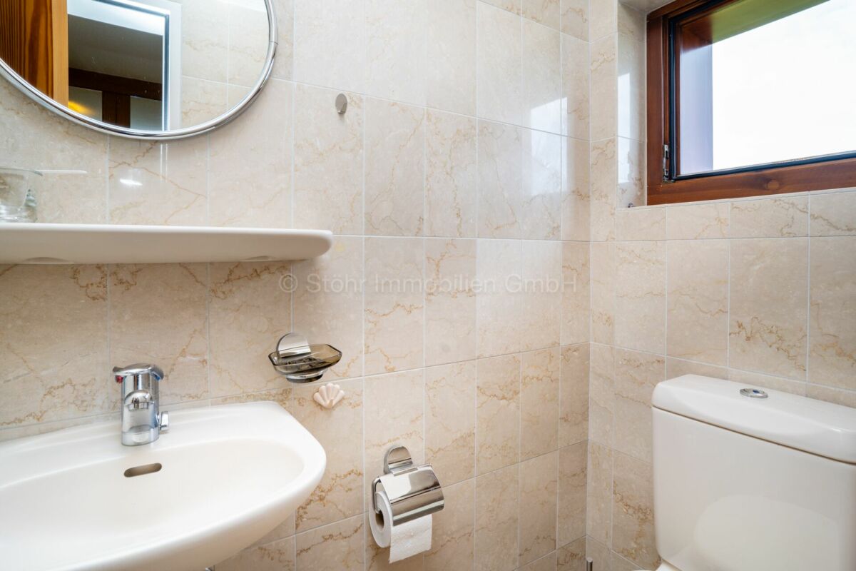 Gäste-WC mit Waschbecken und Toilette