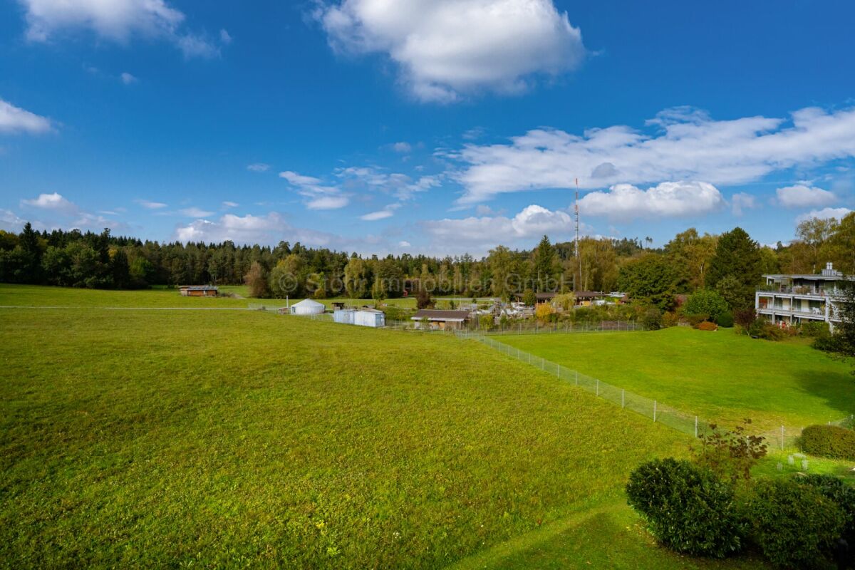 Weite Grünfläche mit Landschaftsblick