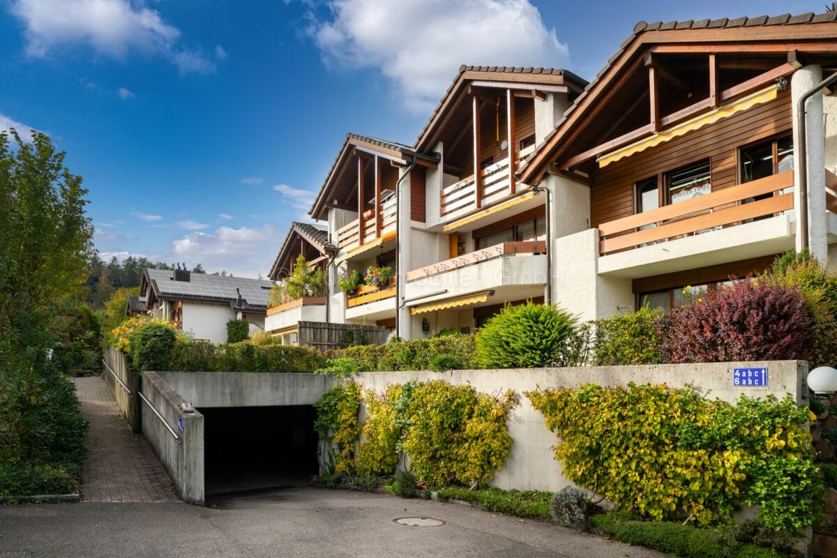 Alpines Wohnhaus mit Balkonen und Tiefgarage