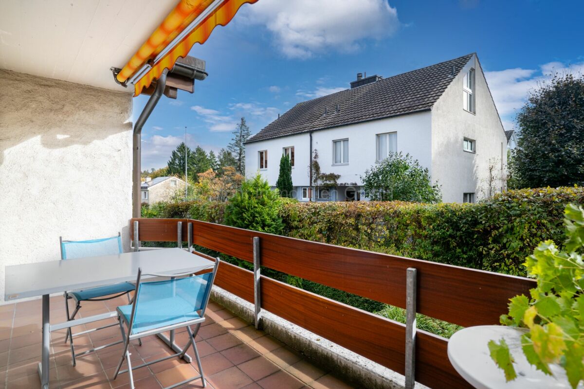 Balkon mit Blick auf Wohnhäuser