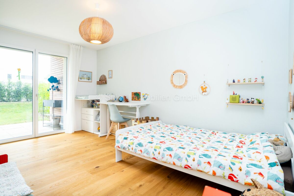 Helles Kinderzimmer mit Gartenzugang