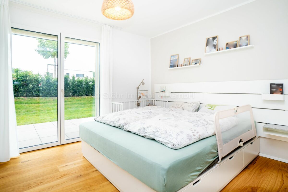 Helles Schlafzimmer mit Gartenzugang