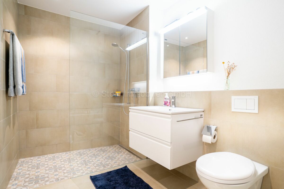 Modernes Badezimmer mit begehbarer Dusche und Wand-WC