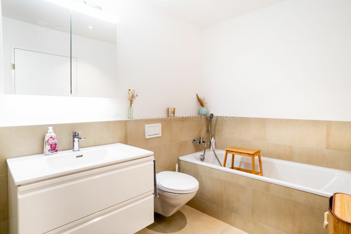 Modernes Badezimmer mit Badewanne und Waschtisch