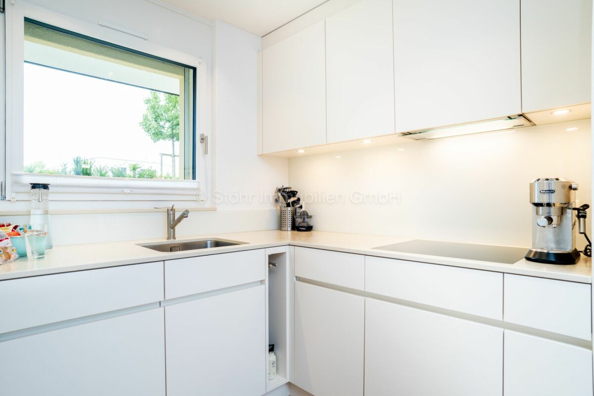 Moderne weiße Küche mit Fenster