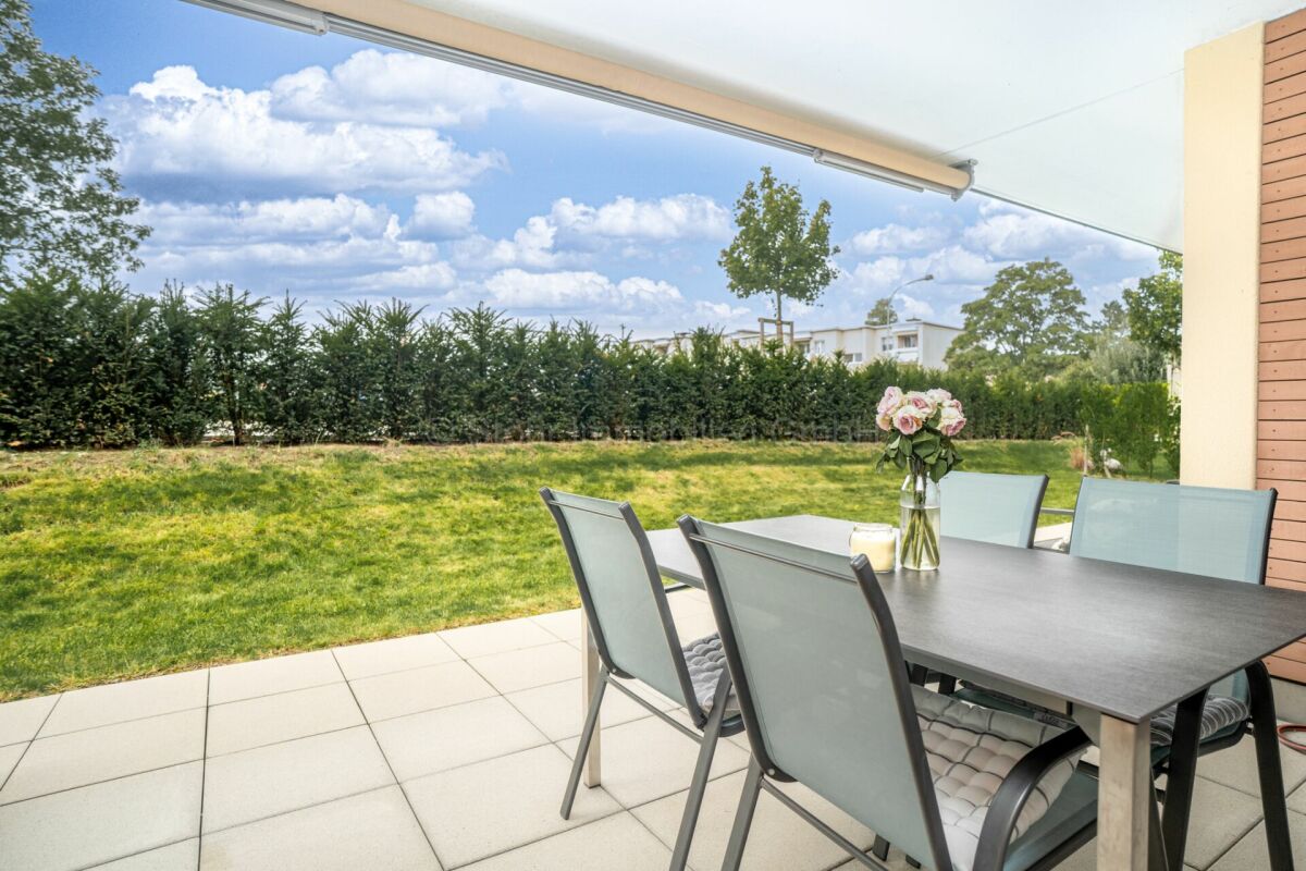 Überdachte Terrasse mit Gartenblick
