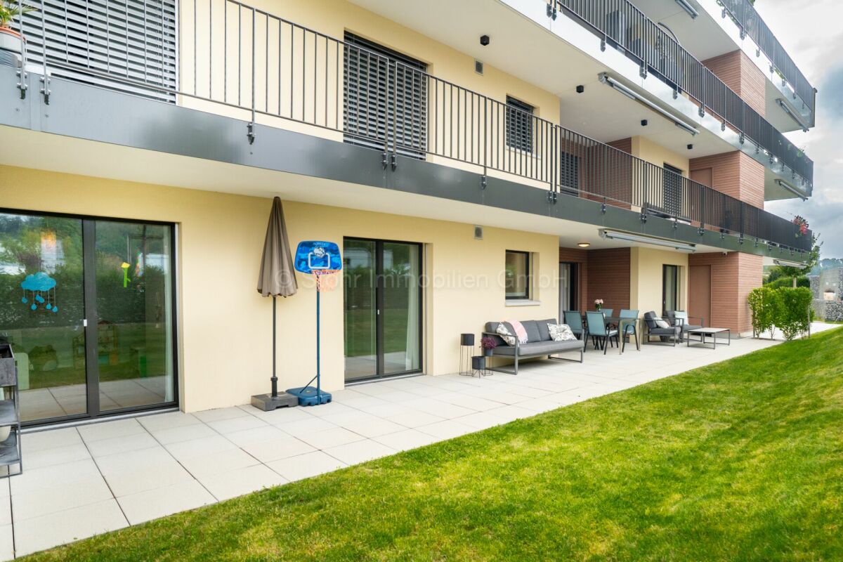 Außenansicht mit Terrasse und Balkonen