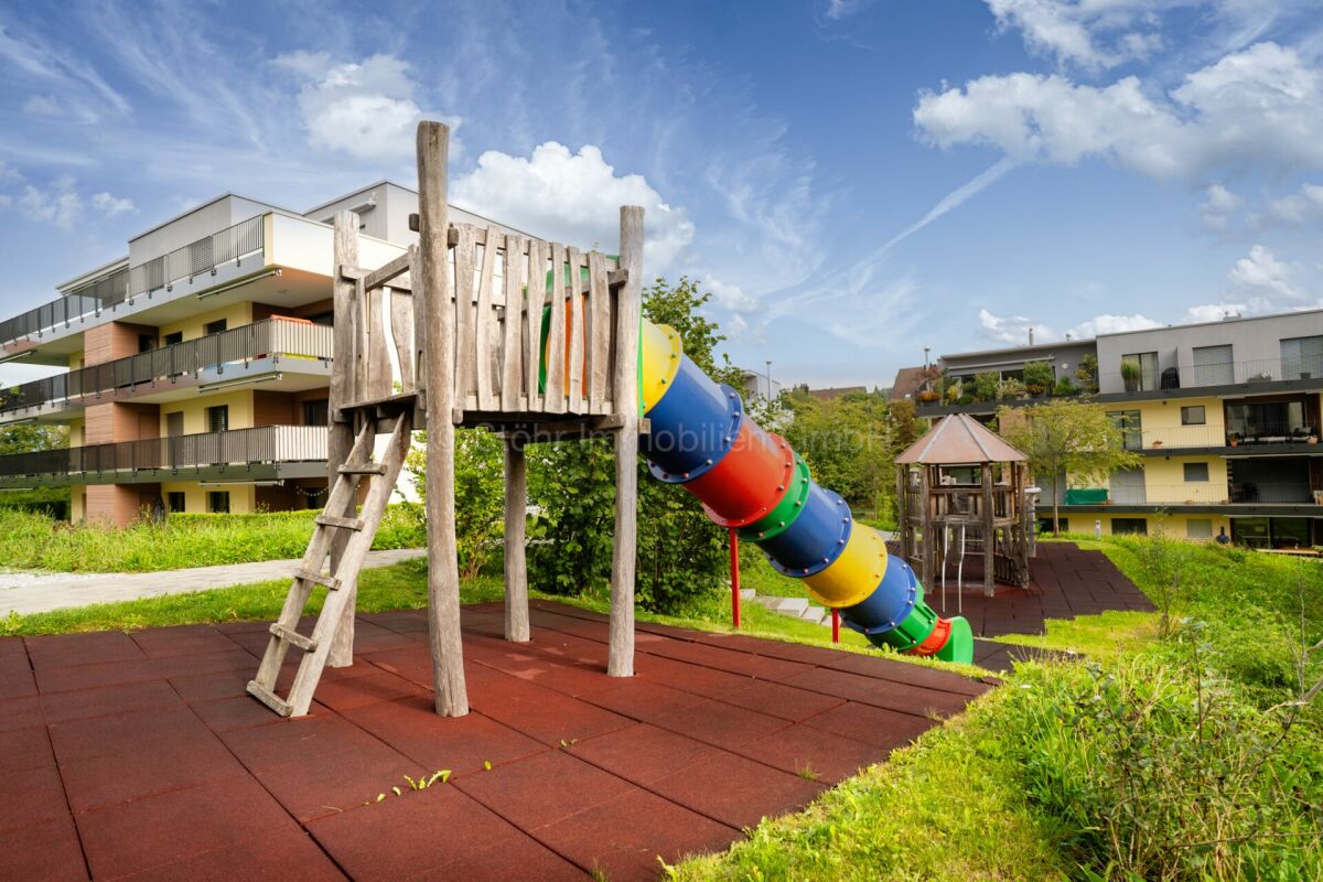 Spielplatz im Außenbereich einer Wohnanlage