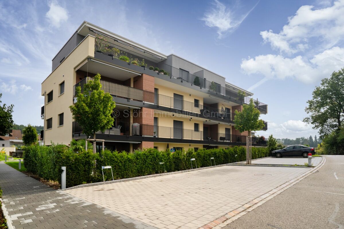 Modernes Mehrfamilienhaus mit Balkonen