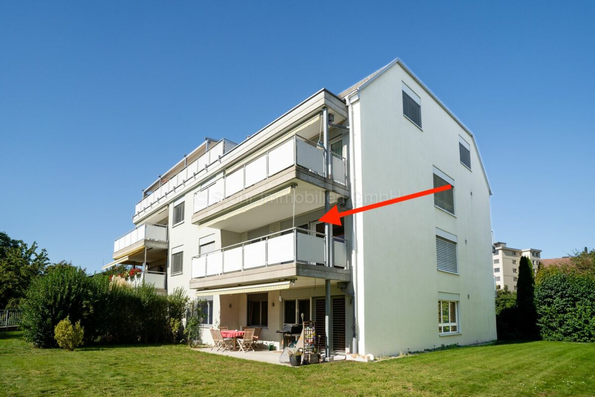 Mehrfamilienhaus mit Balkonen und Garten
