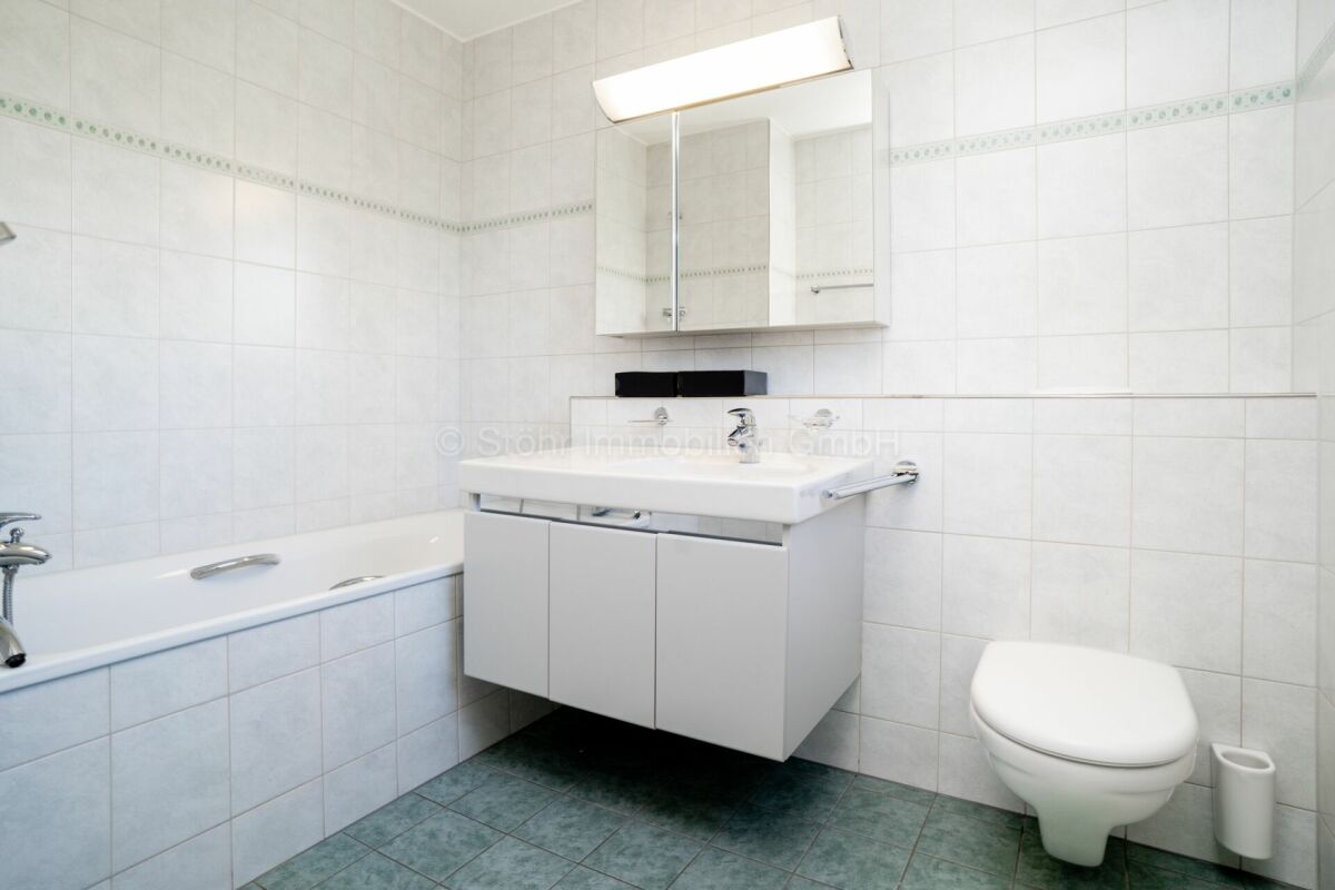 Modernes Badezimmer mit Badewanne und Waschtisch