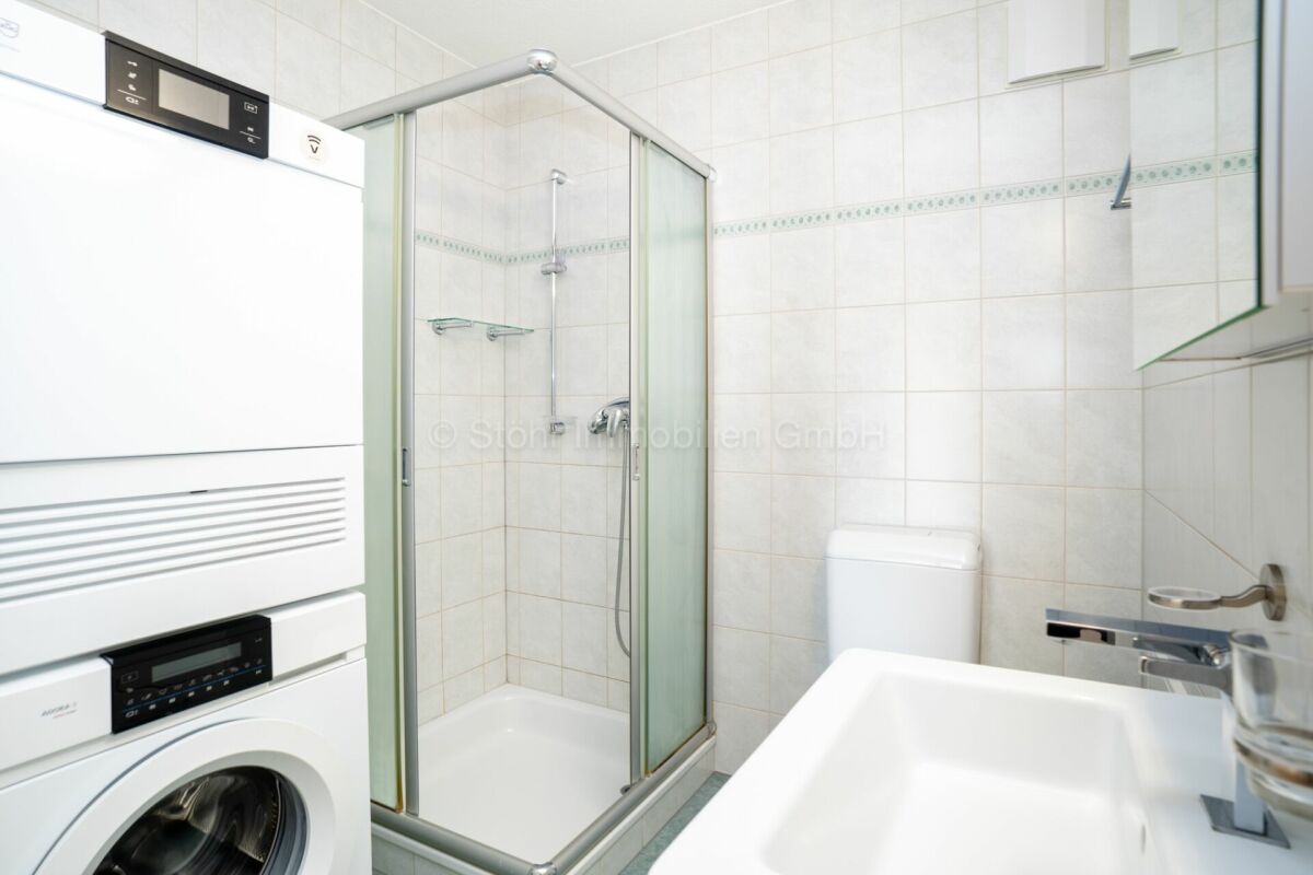 Badezimmer mit Dusche, WC und Waschmaschine
