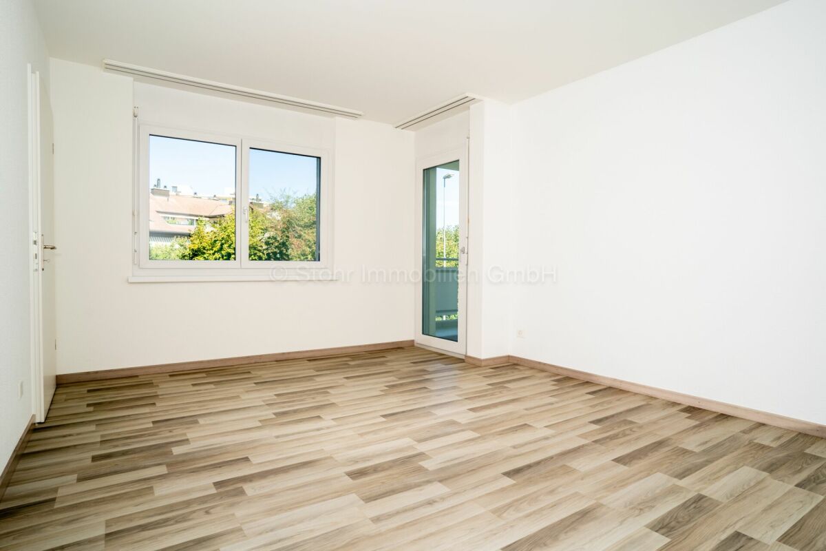 Heller leerer Raum mit Fenster und Balkonzugang