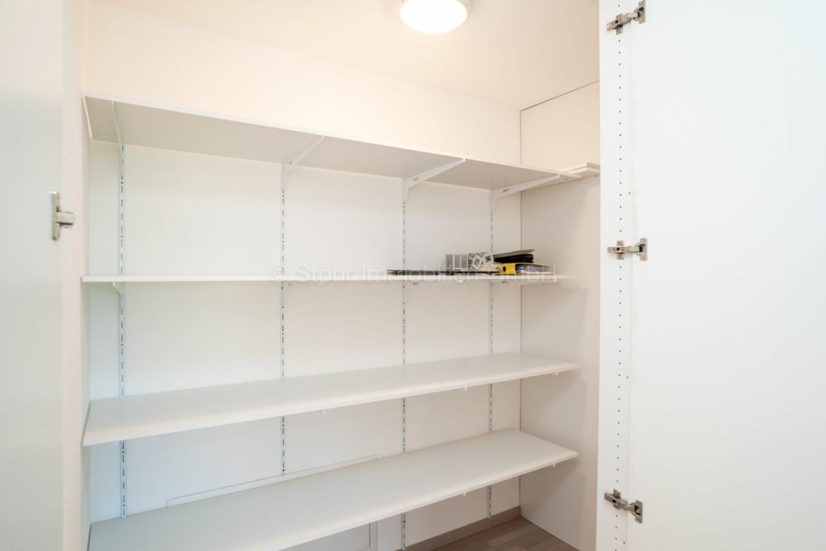 Weißer Einbauschrank mit Regalböden