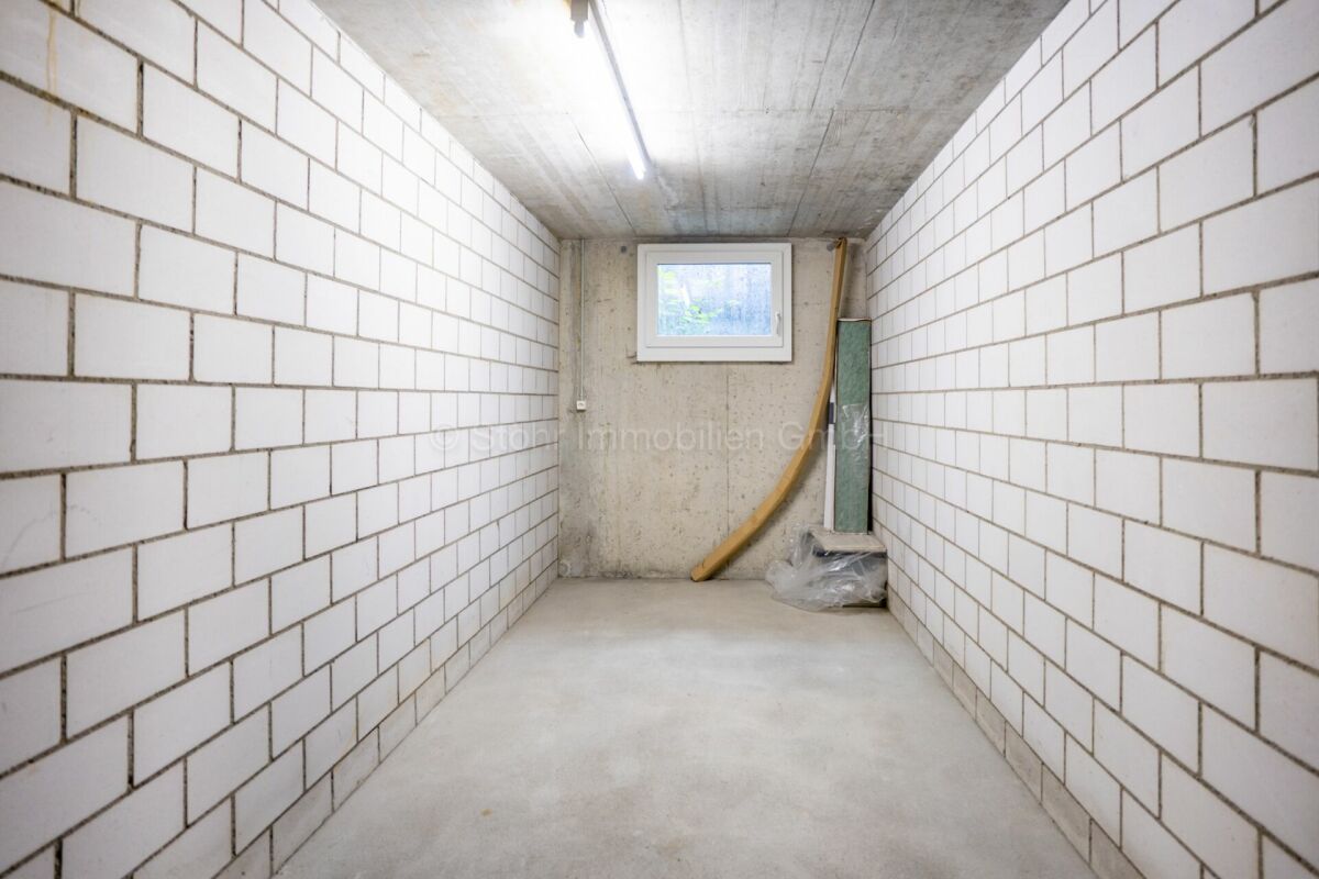 Karger Kellerraum mit Betonwänden