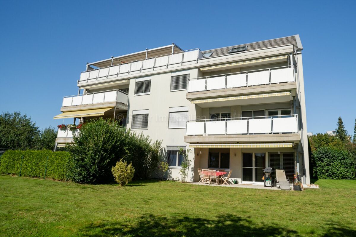Mehrfamilienhaus mit Balkonen und Garten
