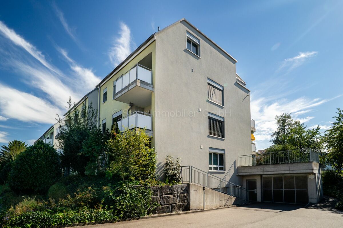 Mehrfamilienhaus mit Balkonen und Tiefgarage