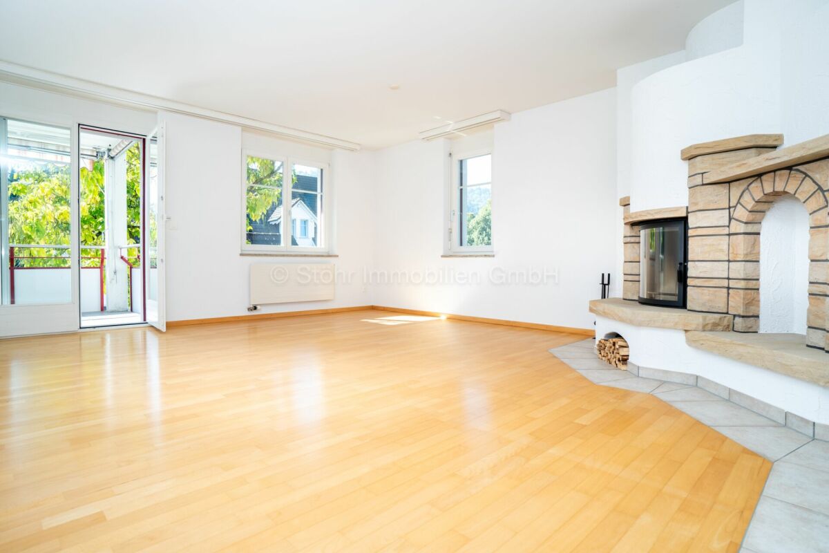 Heller Wohnraum mit Balkon und Kamin