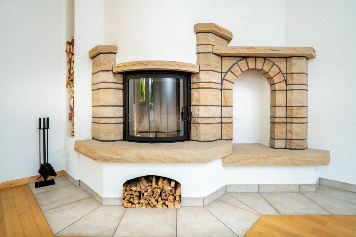 Kamin mit Steinverkleidung und Holzlager